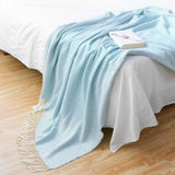 Plaid de lit bleu clair