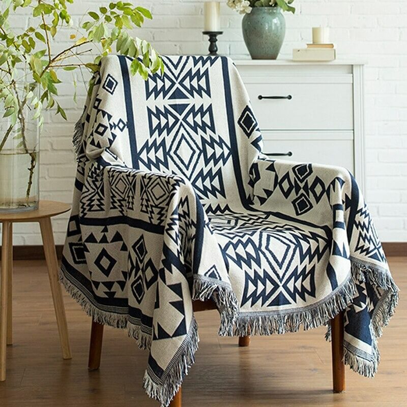 Plaid scandinave à motifs géométriques bleus sur un fauteuil
